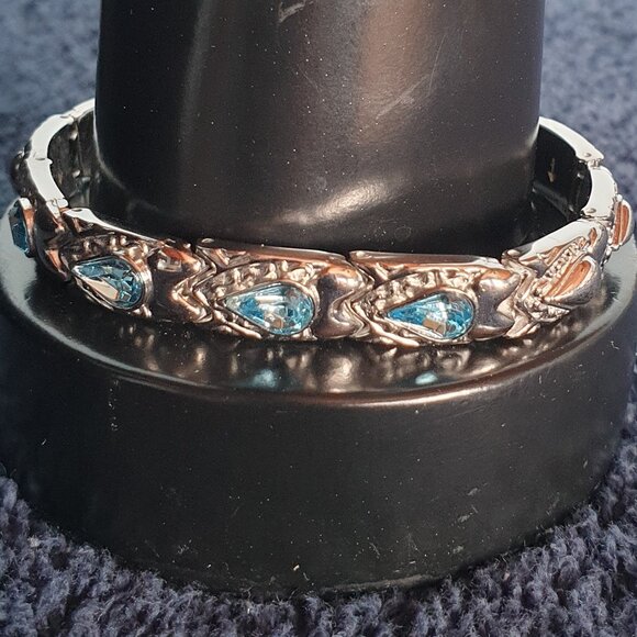 Gorgeous Silver Linked Bracelet with Blue Teardrop Crystal Rhinestones - Picture 1 of 17
